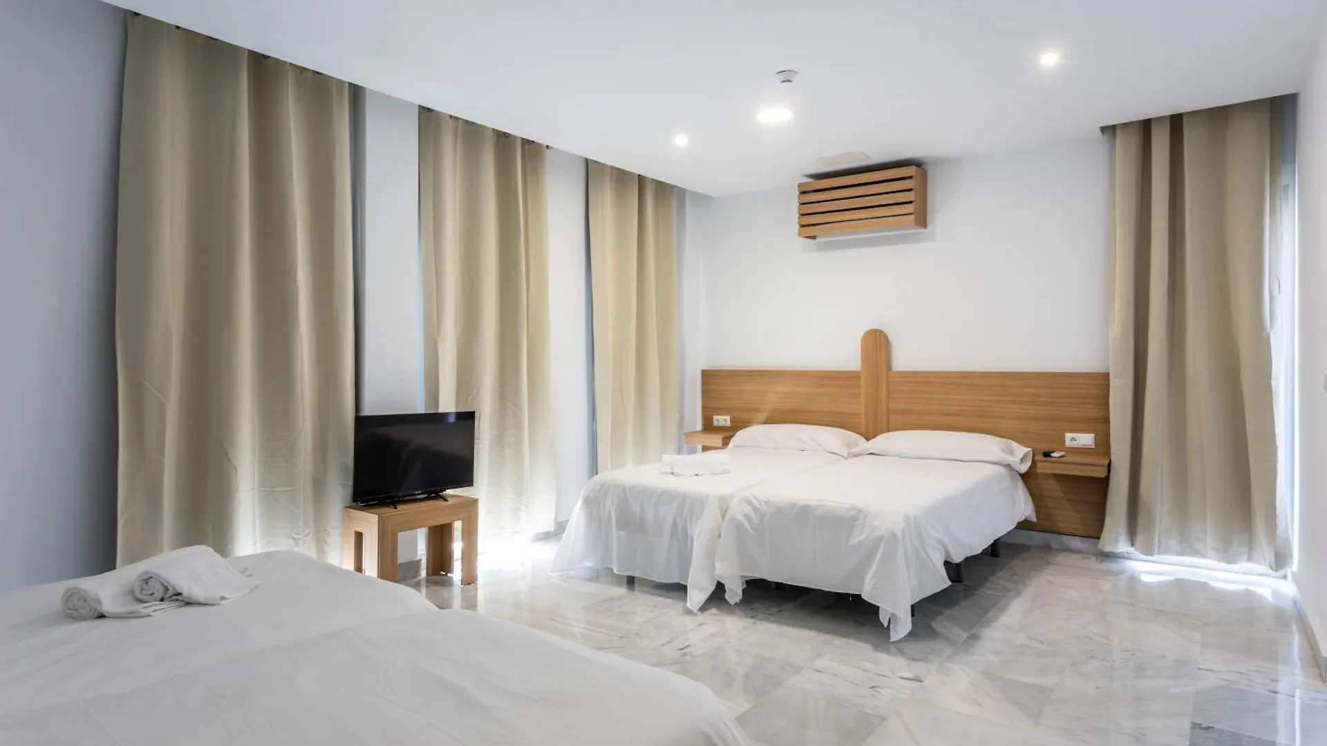 Hotel El Tujjar Los Barrios 3*,